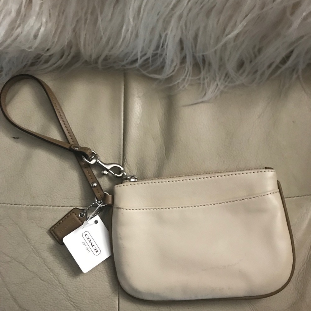 🌸Coach cream leather wristlet - Picture 2 of 3